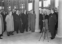 834103 Afbeelding van de opening van het nieuwe N.S.-station Hengelo te Hengelo, met rechts president-directeur dr. ir. ...